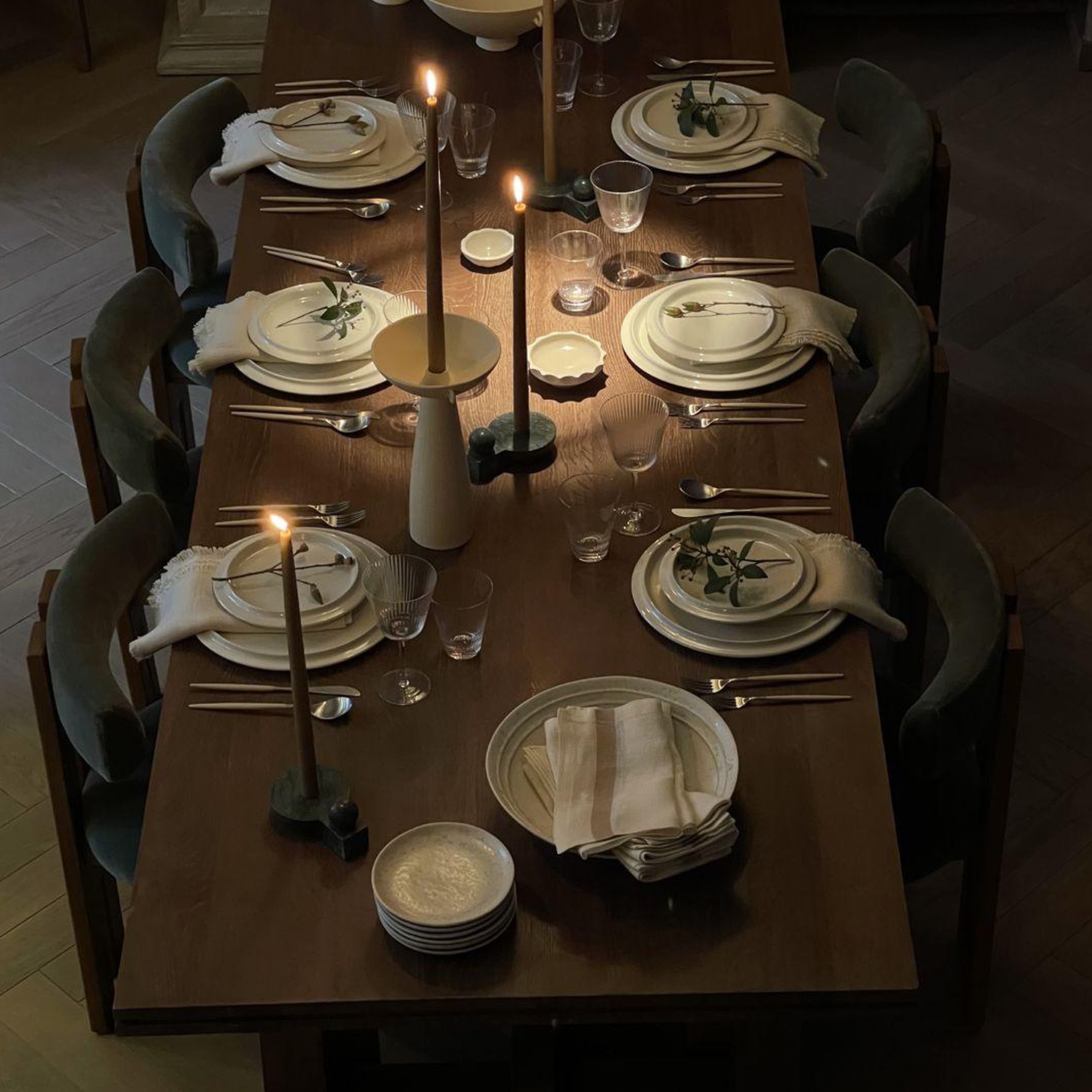 December Table Aesthetic: Simple, Stylish & Unfussy